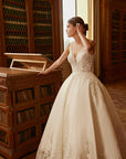 A-Linien Spitzen-Brautkleid von Demetrios