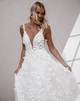 A-Linie Brautkleid mit V-Ausschnitt von Made with Love