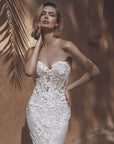 Spitzen-Meerjungfrau Brautkleid mit herzförmige Ausschnitt und 3D-Blumenapplikationen, von Enzoani