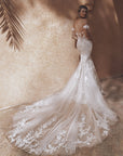Spitzen-Meerjungfrau Brautkleid mit herzförmige Ausschnitt und 3D-Blumenapplikationen, von Enzoani