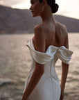 Satin-Brautkleid mit Spaghettiträgern und mit drapiertem Ausschnitt von Milla Nova