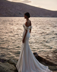 Satin-Brautkleid mit Spaghettiträgern und mit drapiertem Ausschnitt von Milla Nova