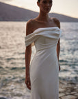 Satin-Brautkleid mit Spaghettiträgern und mit drapiertem Ausschnitt von Milla Nova