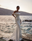 Satin-Brautkleid mit Spaghettiträgern und mit drapiertem Ausschnitt von Milla Nova