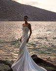 Satin-Brautkleid mit Spaghettiträgern und mit drapiertem Ausschnitt von Milla Nova