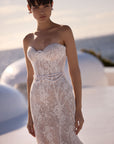Meerjungfrau-Brautkleid aus Chantilly-Spitze mit floralen Details von Milla Nova