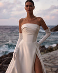 Brautkleid aus Mikado mit einem geraden, drapierten Ausschnitt von Milla Nova