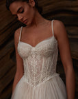 A-Linien-Brautkleid mit semi-transparentem Spitzenkorsett von Milla Nova
