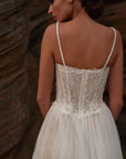 A-Linien-Brautkleid mit semi-transparentem Spitzenkorsett von Milla Nova