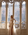 Brautkleid mit hohem Ausschnitt aus paillettenbestickter Spitze von Milla Nova