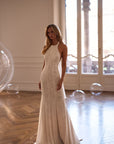 Spitzen-Brautkleid mit hohem Kragen und tiefem Rückenausschnitt von Milla Nova