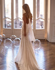 Spitzen-Brautkleid mit hohem Kragen und tiefem Rückenausschnitt von Milla Nova