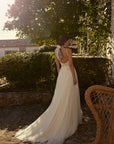 A-Linien-Brautkleid mit 3D-Blumenapplikationen, von Lillian West