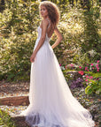 A-Linien-Brautkleid mit 3D-Blumenapplikationen, von Lillian West