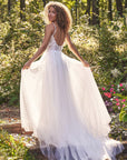 A-Linien-Brautkleid mit 3D-Blumenapplikationen, von Lillian West