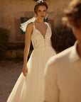 A-Linien-Brautkleid mit 3D-Blumenapplikationen, von Lillian West
