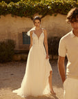 A-Linien-Brautkleid mit 3D-Blumenapplikationen, von Lillian West
