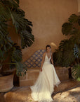 A-Linien-Brautkleid mit 3D-Blumenapplikationen, von Lillian West