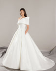 A-Linie Brautkleid mit asymmetrischen Schnitt, von Pronovias