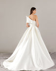 A-Linie Brautkleid mit asymmetrischen Schnitt, von Pronovias