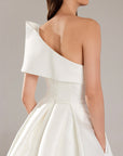 A-Linie Brautkleid mit asymmetrischen Schnitt, von Pronovias