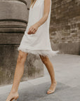 Kurzes Kleid mit Federn am Saum von Marylise