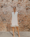 Kurzes Kleid mit Federn am Saum von Marylise