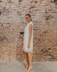 Kurzes Kleid mit Federn am Saum von Marylise