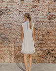 Kurzes Kleid mit Federn am Saum von Marylise