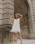 Kurzes Kleid mit Federn am Saum von Marylise