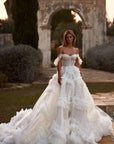 Princess Brautkleid mit Rüschenapplikationen und Korsett von Milla Nova