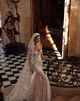 Meerjungfrau Brautkleid aus Chantilly-Spitze mit 3D-Blumenapplikationen von Milla Nova