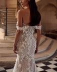Meerjungfrau Brautkleid aus Chantilly-Spitze mit 3D-Blumenapplikationen von Milla Nova
