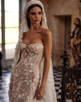 Meerjungfrau Brautkleid aus Chantilly-Spitze mit 3D-Blumenapplikationen von Milla Nova