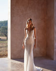 Fit and Flair Brautkleid mit einem lange Schleppe von Milla Nova