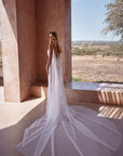 Fit and Flair Brautkleid mit einem lange Schleppe von Milla Nova