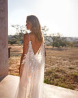 Fit and Flair Brautkleid mit einem lange Schleppe von Milla Nova