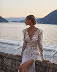 Halbtransparent Brautkleid mit lange Ärmel von Milla Nova