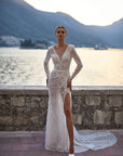 Halbtransparent Brautkleid mit lange Ärmel von Milla Nova
