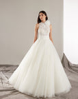 Princess Brautkleid mit Neckholder-Ausschnitt, von Pronovias