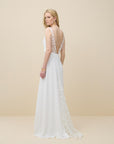 Brautkleid mit Blattstickerei und V-Ausschnitt von Marylise