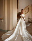Fit and Flair Brautkleid mit drapiertem Schleifen-Ausschnitt, von Milla Nova