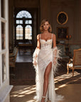 Fit and Flair Brautkleid mit Schlitz und verziert mit Feder, von Milla Nova
