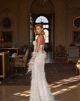 Fit and Flair Brautkleid mit Schlitz und verziert mit Feder, von Milla Nova