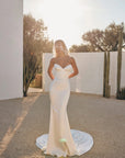 Helios Eva Lendel- Figurbetontes Brautkleid aus Satin.