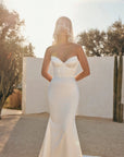 Helios Eva Lendel- Figurbetontes Brautkleid aus Satin.