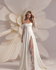 A-Linie Brautkleid mit schulterfreien Spitzenärmeln und Rock mit Schlitz von Eva Lendel