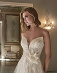 A-Linie Brautkleid mit Blumendetail auf die Taille von Pronovias