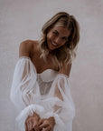 Fit and Flair Brautkleid mit abnehmbaren Ärmel von Made with Love