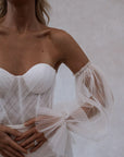 Fit and Flair Brautkleid mit abnehmbaren Ärmel von Made with Love